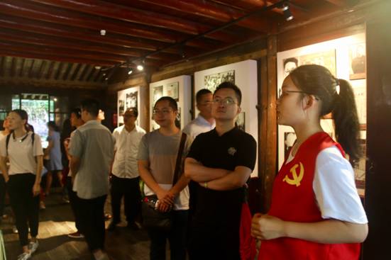 ”追寻革命印迹,情系红色鄞州“成人导航
寻迹小分队-故居讲解